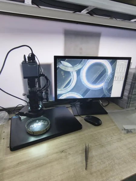 Microscope inspection station for precision screws