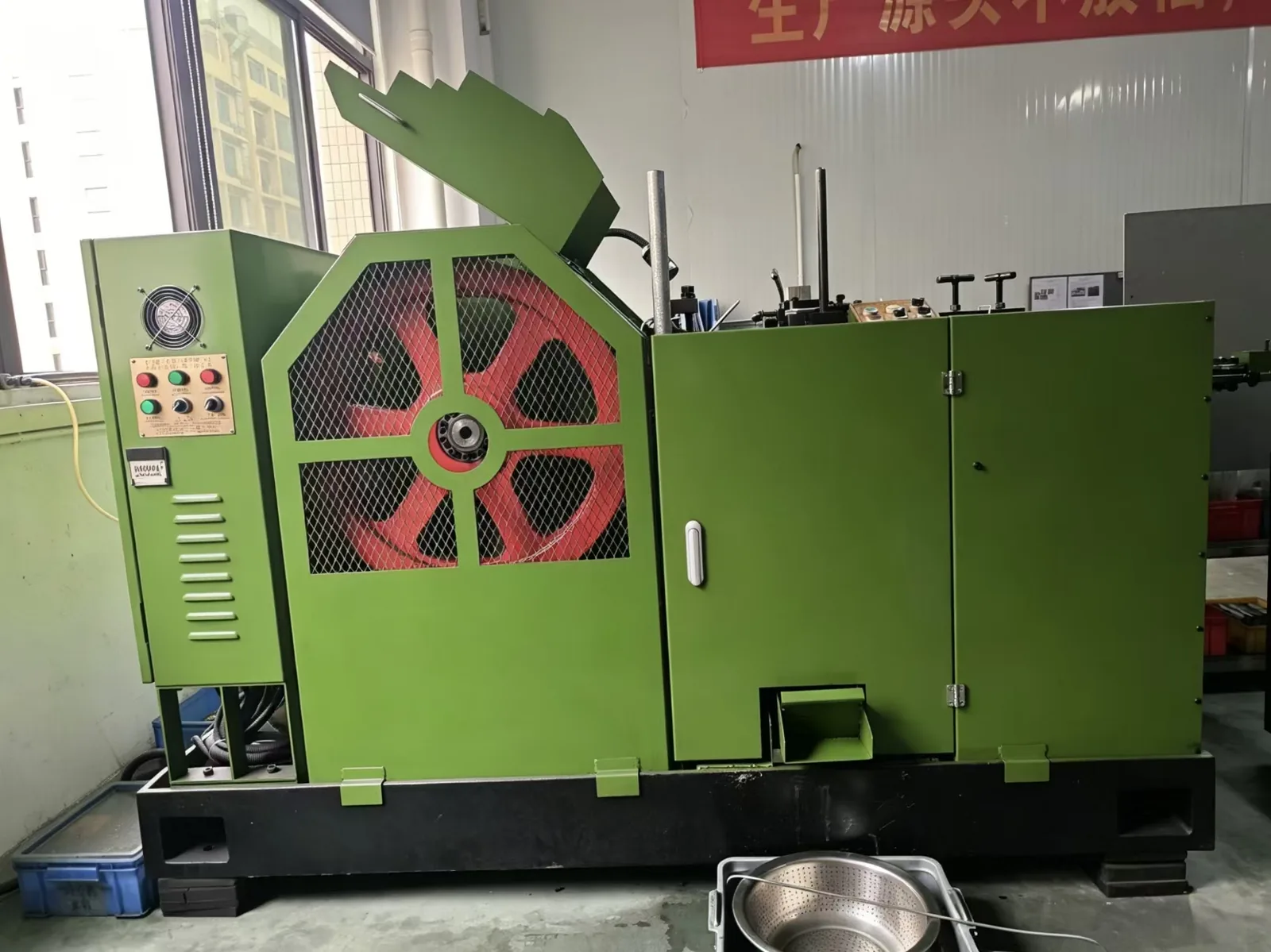 Precision screw factory workshop for OEM fastener orders